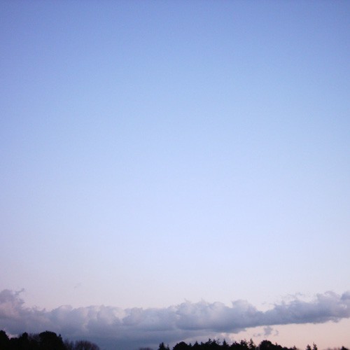 【画像】ミニデジ（MiniDigi）で水辺線近くに浮かぶもくもくした雲の塊と夕焼けの空を写した一枚