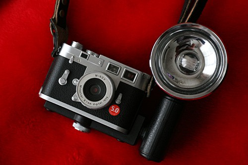【画像】ストロボを装着したミノックスのトイデジカメMINOX DCC Leica M3をミニデジ（MiniDigi）+Vivitar クローズアップレンズで撮影