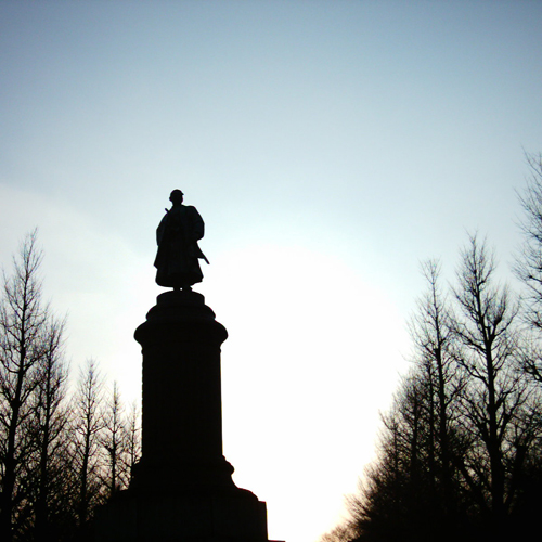 【画像】夕焼けの空に浮かび上がる靖国神社の大村益次郎銅像のシルエット
