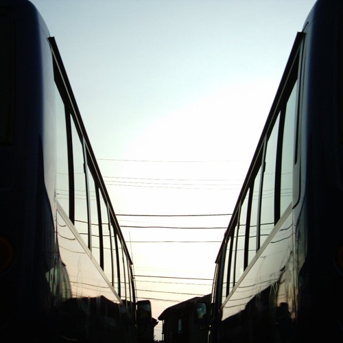 【画像】夕焼けの空が映りこんだ幼稚園バスをミニデジ（MiniDigi）で撮影