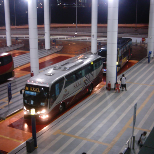 【画像】マラッカからの帰りはTerminal Bersepadu Selatan（TBS-BTS）で降ろされ、エスカレーターを上がりながらバスを撮影