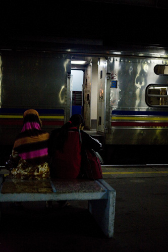 【画像】バタワース駅プラットホームのベンチで出発する列車を待つ人