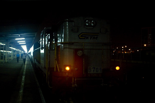【画像】マレー鉄道の寝台夜行列車外観1〜正面斜め左から