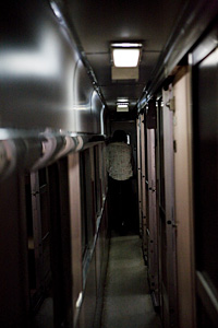 【画像】マレー鉄道の寝台夜行列車一等寝台車両の通路