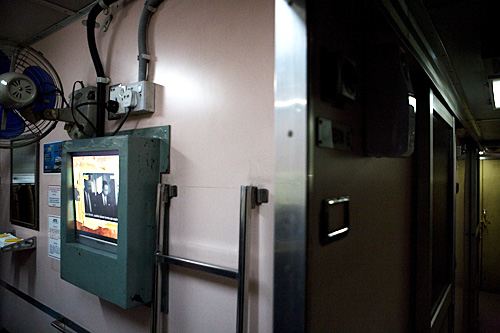 【画像】マレー鉄道の寝台夜行列車一等寝台車両の通路から室内を撮影