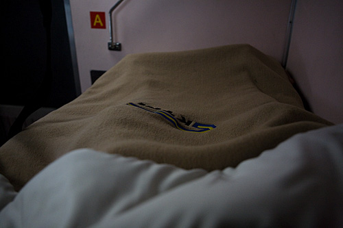 【画像】マレー鉄道の寝台夜行列車一等寝台車内設備4〜2段ベッドの上（毛布）