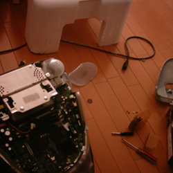 【画像】ハードディスクを取り出すために分解中のiMac　DV