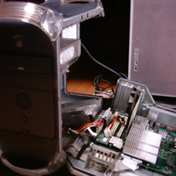 【画像】ハードディスクを取り出すために分解中のPower Mac G4