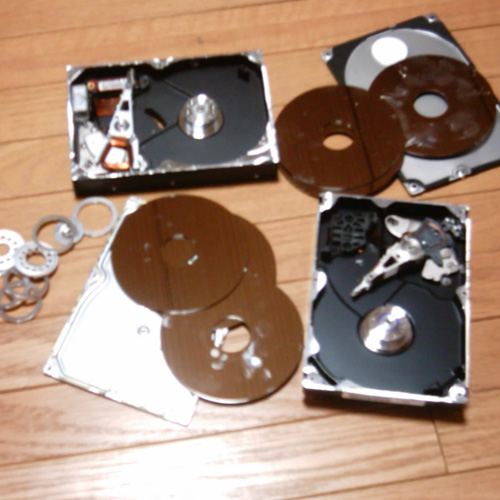 【画像】廃棄のためにバラバラに分解したハードディスク