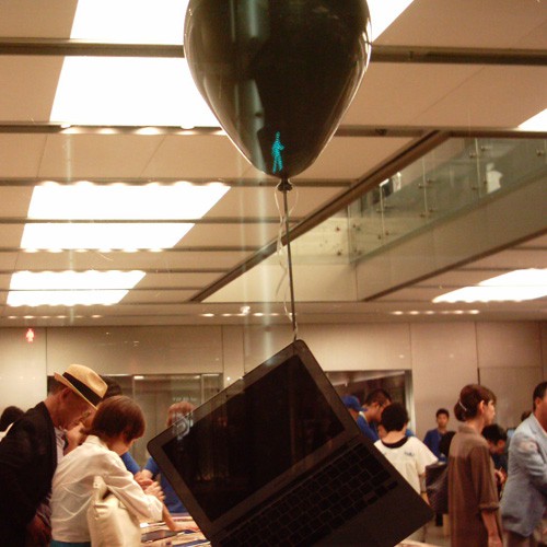 【画像】MacBookが吊されている銀座アップルストアのディスプレー