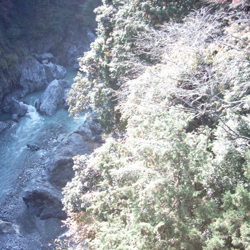 【画像】雲仙橋の上から見下ろしながら撮影した鳩ノ巣渓谷