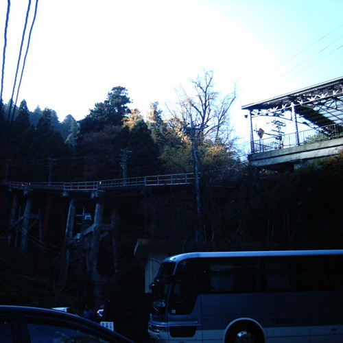 【画像】ようやく到着したケーブルカー滝本駅