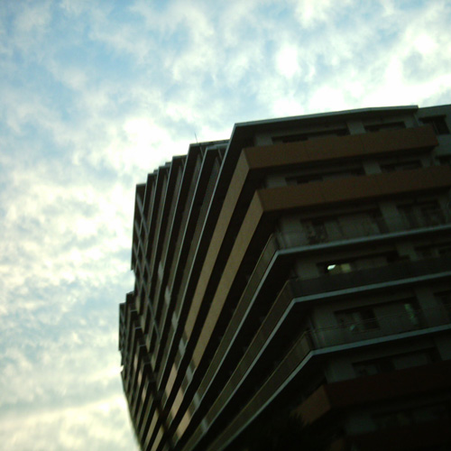 ミニデジ（MiniDigi）で撮影した夕焼け雲とマンション