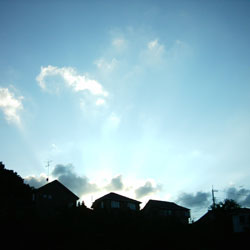 ミニデジ（MiniDigi）で撮影した夕焼け空と民家のシルエット