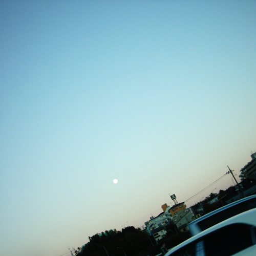 ミニデジ（MiniDigi）で撮影した満月と車