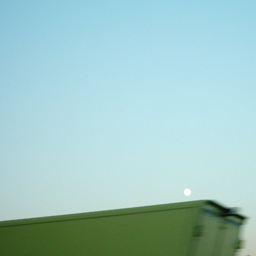 【画像】ミニデジ（MiniDigi）で撮影した、満月と、その下を走り抜けるトラック