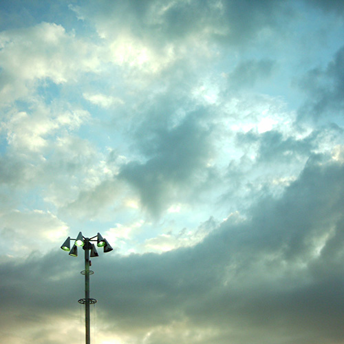 【画像】夕焼け雲と電灯